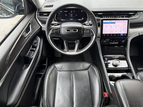 Used 2023 Jeep Grand Cherokee Limited w/ Luxury Tech Group II image 15