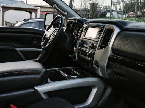Used 2017 Nissan Titan SV image 19