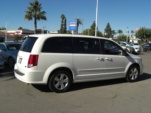Used 2013 Dodge Grand Caravan SE image 28