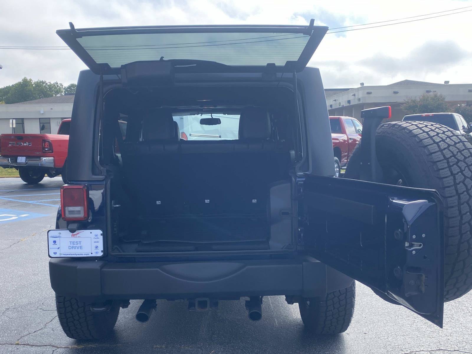Used 2013 Jeep Wrangler Unlimited Sahara w/ Connectivity Group AWD/4WD image 5