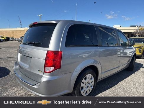 Used 2018 Dodge Grand Caravan SE w/ UConnect Hands-Free Group image 7