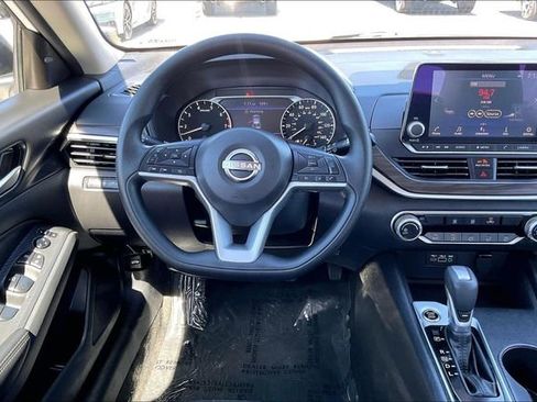 Used 2025 Nissan Altima 2.5 SV image 4