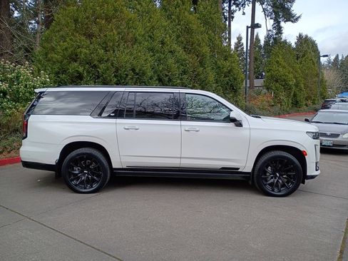 Used 2023 Cadillac Escalade ESV Sport Platinum image 3