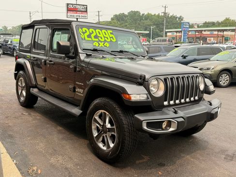 Used 2018 Jeep Wrangler Unlimited Sahara AWD/4WD image 6