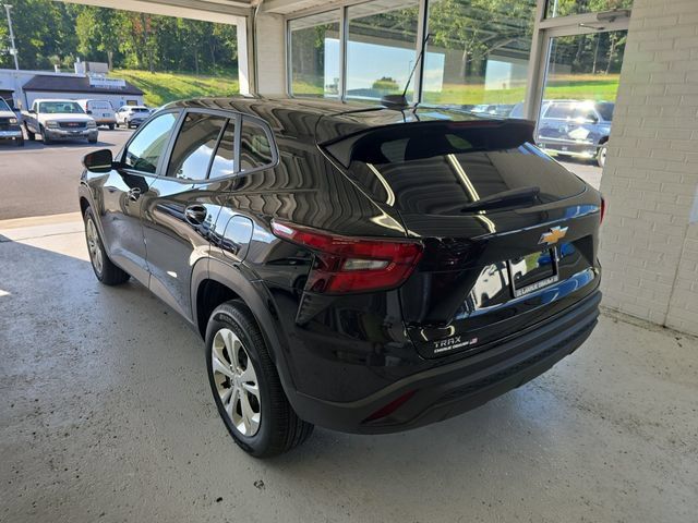 Used 2025 Chevrolet Trax LS FWD image 3