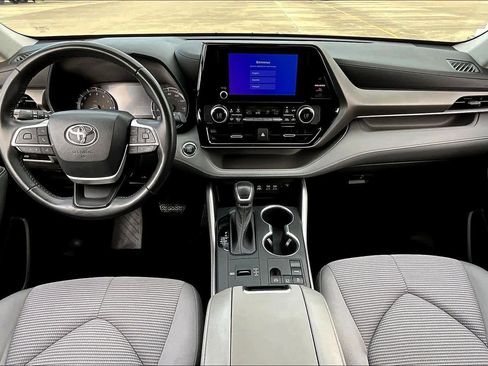 Used 2023 Toyota Highlander LE image 16