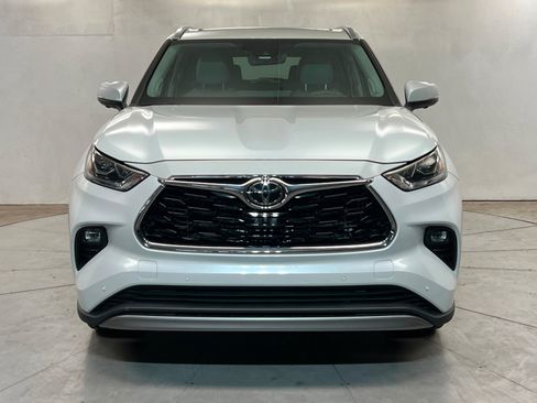 Used 2023 Toyota Highlander Platinum FWD image 9