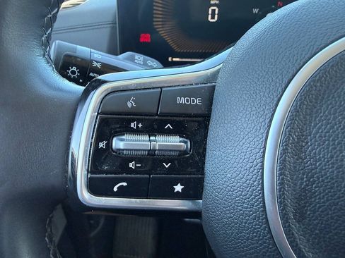Used 2025 Kia Carnival FWD image 27