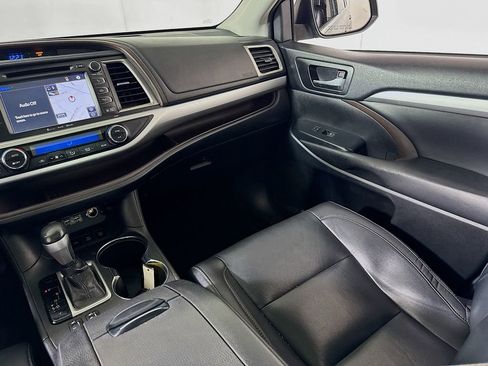 Used 2019 Toyota Highlander XLE AWD/4WD image 24