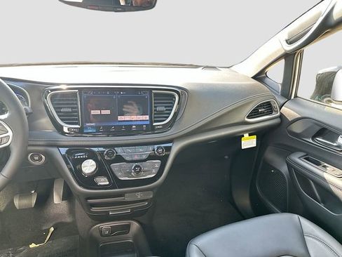 New 2026 Chrysler Pacifica Select image 24