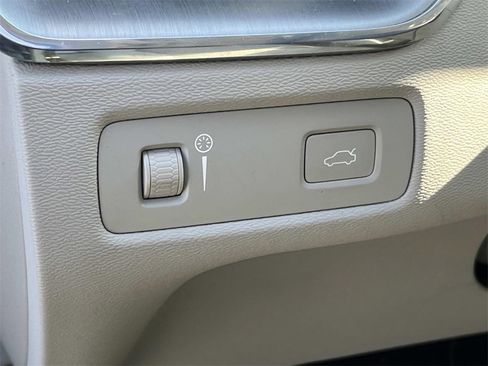 Used 2018 Volvo XC60 T5 Momentum w/ Vision Package image 22