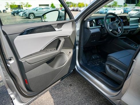 New 2025 Volkswagen Tiguan SE image 6