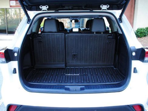 Used 2020 Toyota Highlander XLE image 36