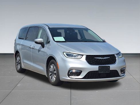Used 2023 Chrysler Pacifica Touring-L FWD image 8