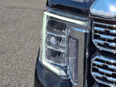 Used 2022 GMC Sierra 2500 Denali w/ Denali Black Diamond Edition AWD/4WD image 30