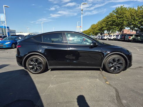 Used 2025 Tesla Model Y Long Range AWD/4WD image 2