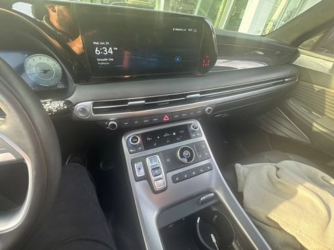 Used 2024 Hyundai Palisade Calligraphy FWD image 2