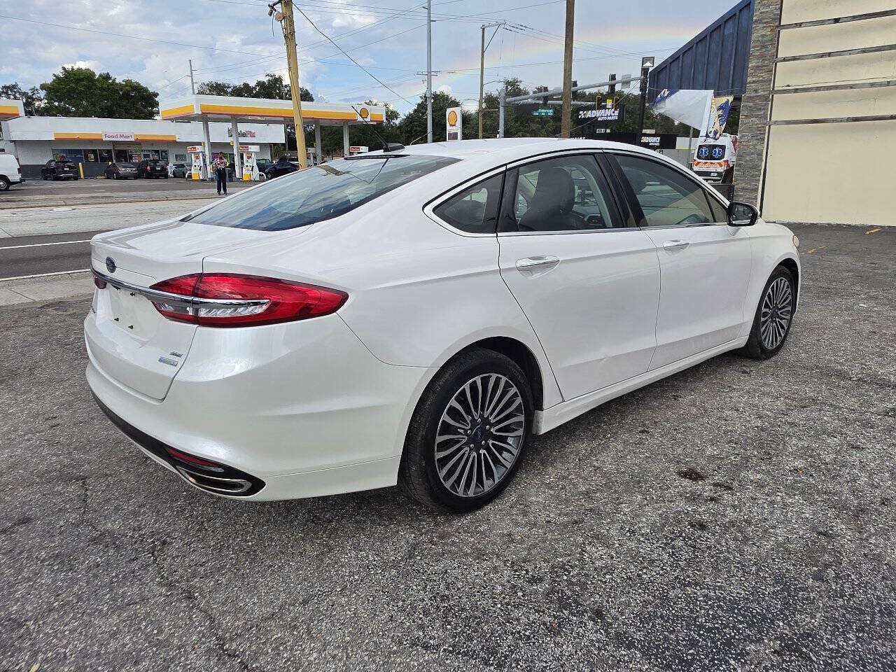 Used 2017 Ford Fusion SE FWD image 10