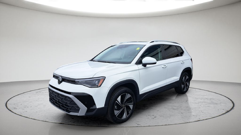 Used 2025 Volkswagen Taos SE AWD/4WD image 1