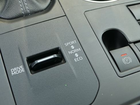 Used 2024 Toyota Highlander LE FWD image 18