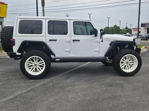 Used 2021 Jeep Wrangler Unlimited Sahara AWD/4WD image 4