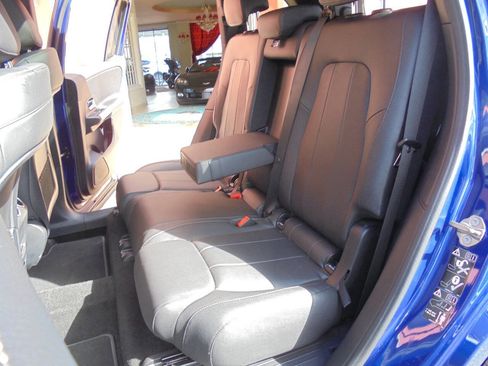 Used 2020 Mercedes-Benz GLB 250 4MATIC w/ Premium Package image 12