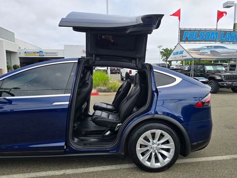 Used 2018 Tesla Model X 75D image 10