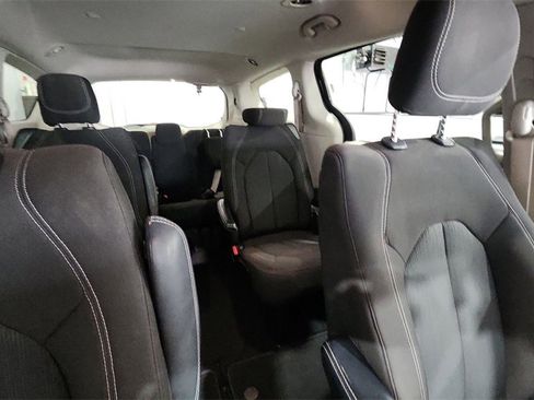 Used 2022 Chrysler Voyager LX image 12