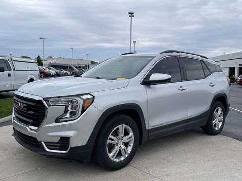 Used 2022 GMC Terrain SLE w/ Driver Convenience Package FWD image 3