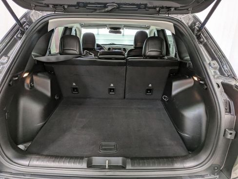 Used 2019 Jeep Cherokee Latitude Plus w/ Cold Weather Group AWD/4WD image 9