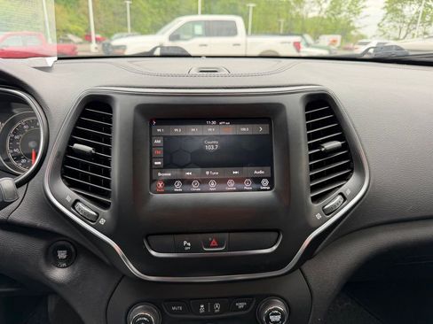 Used 2019 Jeep Cherokee Latitude Plus w/ Cold Weather Group AWD/4WD image 13