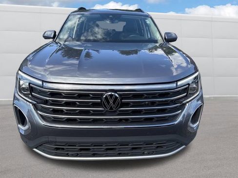 Used 2025 Volkswagen Atlas SE image 3