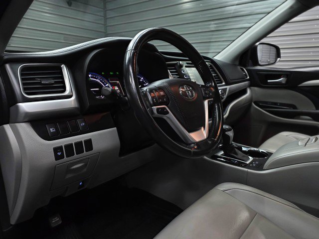 Used 2017 Toyota Highlander XLE AWD/4WD image 11