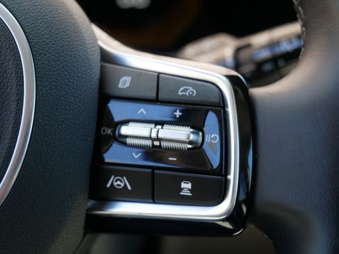 Used 2025 Kia Carnival FWD image 29