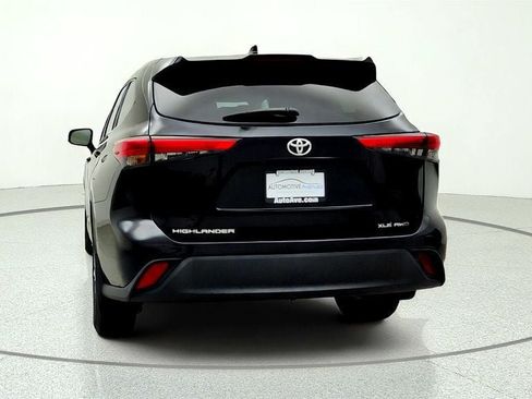 Used 2022 Toyota Highlander XLE AWD/4WD image 6