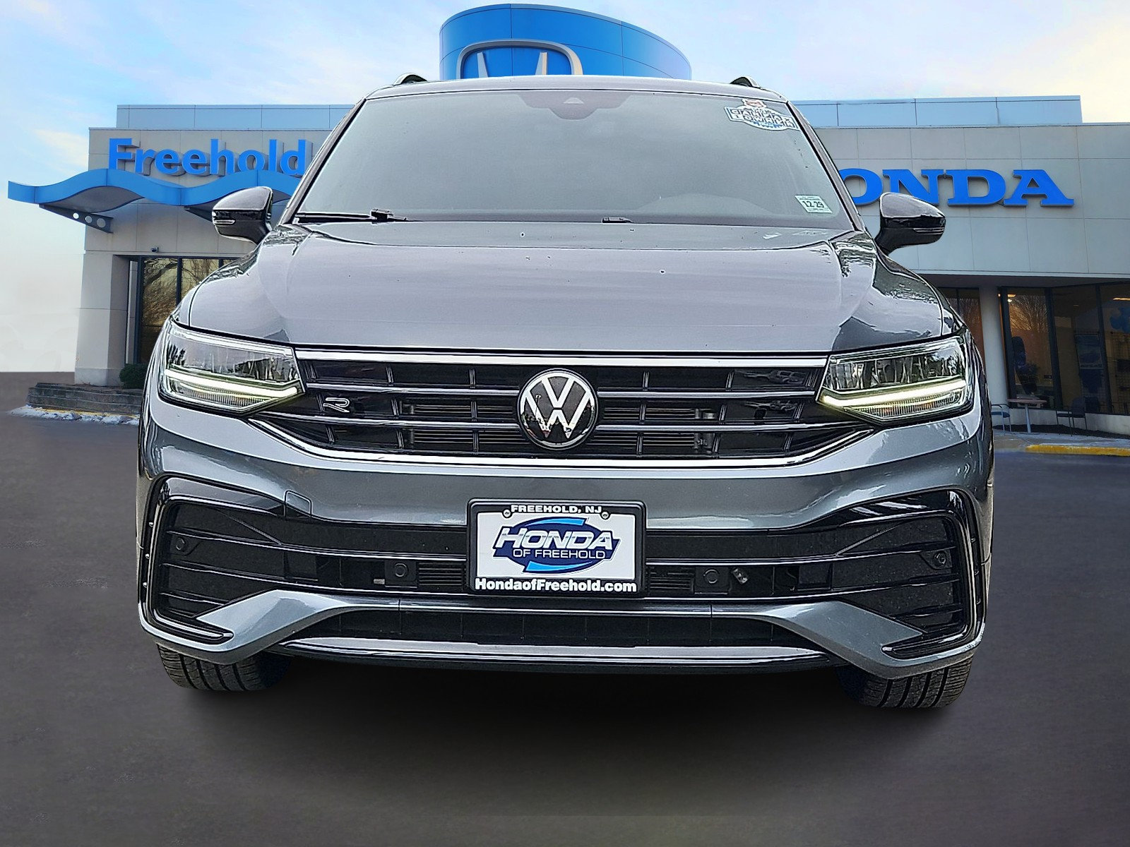 Used 2024 Volkswagen Tiguan SE R-Line AWD/4WD image 2