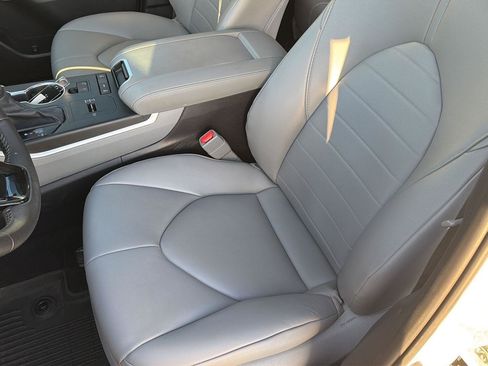 Certified 2021 Toyota Highlander XLE FWD image 31