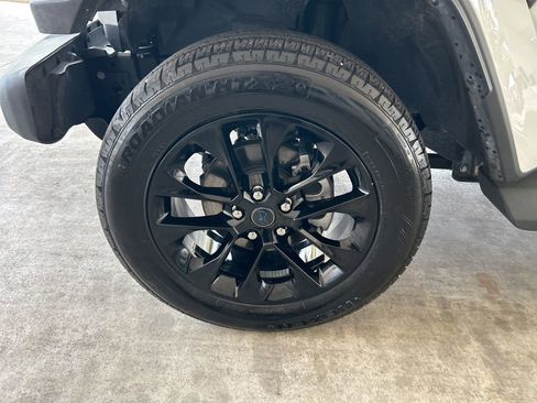 Used 2025 Jeep Wrangler Unlimited Sahara image 13