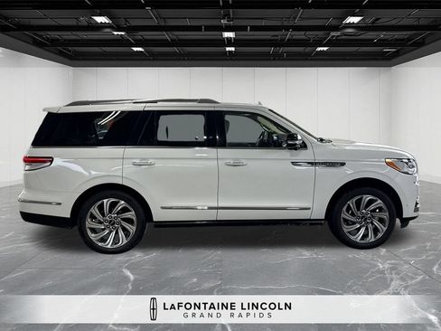 Used 2022 Lincoln Navigator Reserve AWD/4WD image 6