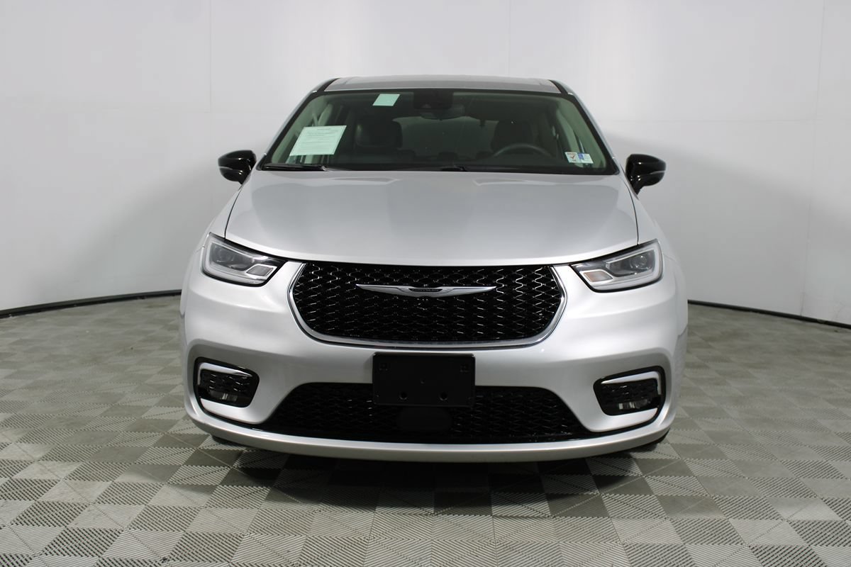 Used 2024 Chrysler Pacifica Touring-L FWD image 2