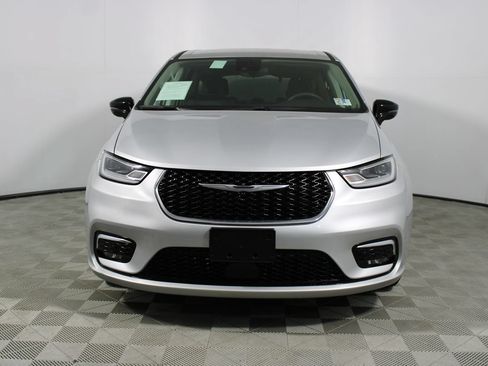 Used 2024 Chrysler Pacifica Touring-L FWD image 2
