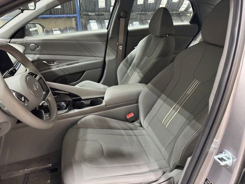 Used 2025 Hyundai Elantra SEL image 5