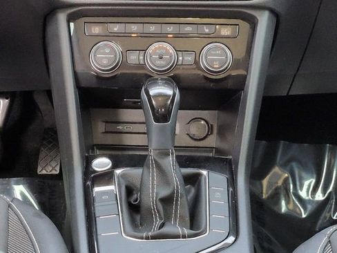Used 2024 Volkswagen Taos SE w/ Panoramic Sunroof Package FWD image 19