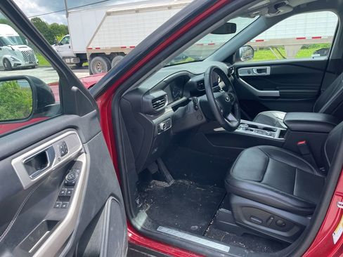 Used 2022 Ford Explorer Limited w/ Equipment Group 301A AWD/4WD image 13