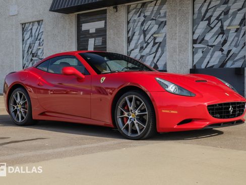 Used 2010 Ferrari California RWD image 18