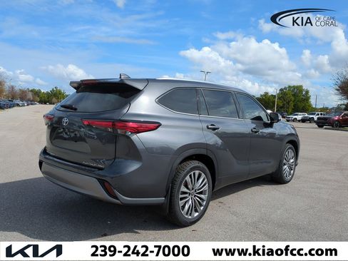 Used 2023 Toyota Highlander LE image 5