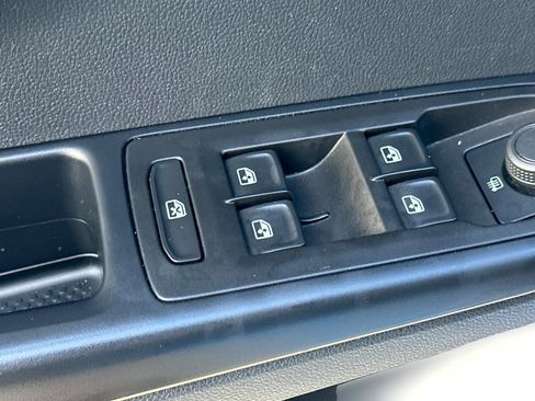 Used 2023 Volkswagen Taos SE w/ Panoramic Sunroof Package image 12