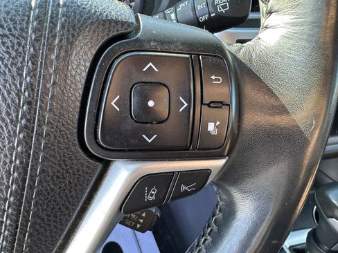 Used 2017 Toyota Highlander Limited image 23