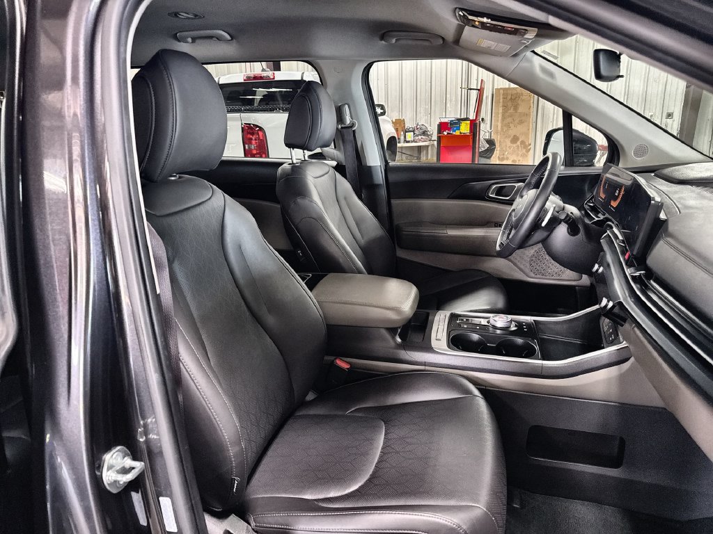 Used 2026 Kia Carnival LXS FWD image 32