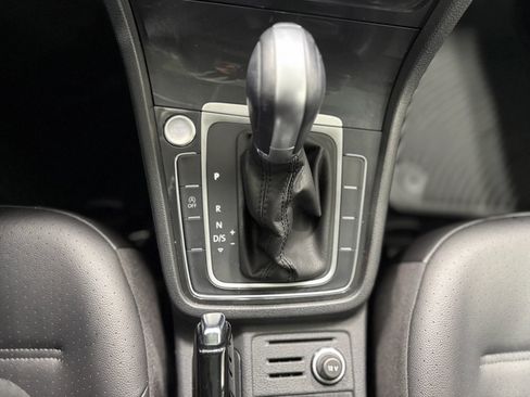 Used 2019 Volkswagen Golf SE image 22